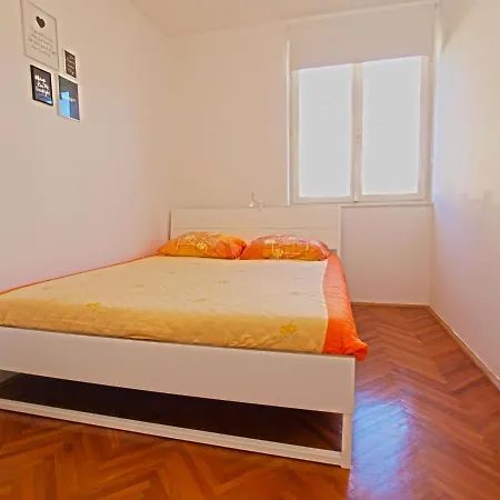 Apartment With Parking Space - 20838 Fazana