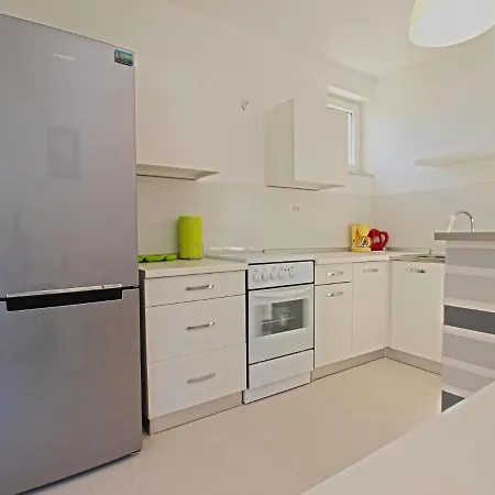 Apartment With Parking Space - 20838 Fazana